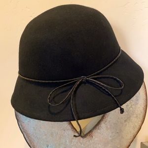 Cute black hat in new condition. Totes adorbs.